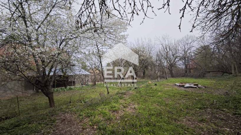 ЕРА ИмотиТе предлага за продажба Двуетажна тухлена Вила, със стопанска сграда, вилна зона Кованлъка, гр. Търговище