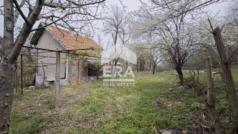 ЕРА ИмотиТе предлага за продажба Двуетажна тухлена Вила, със стопанска сграда, вилна зона Кованлъка, гр. Търговище