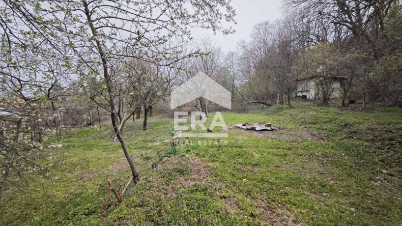 ЕРА ИмотиТе предлага за продажба Двуетажна тухлена Вила, със стопанска сграда, вилна зона Кованлъка, гр. Търговище