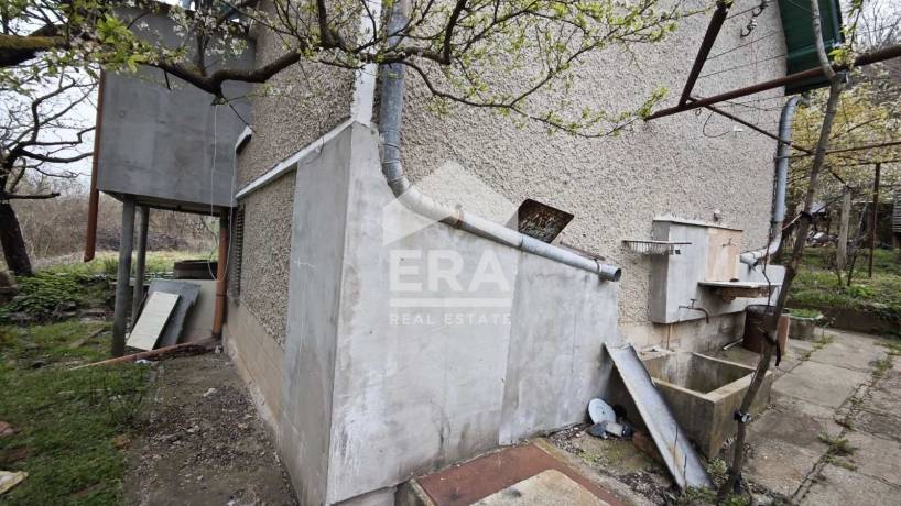 ЕРА ИмотиТе предлага за продажба Двуетажна тухлена Вила, със стопанска сграда, вилна зона Кованлъка, гр. Търговище