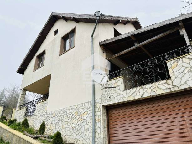 Двуетажна обзаведена къща за продажба, с двор и гараж, на 5 минути от центъра на с. Шкорпиловци, обл. Варна