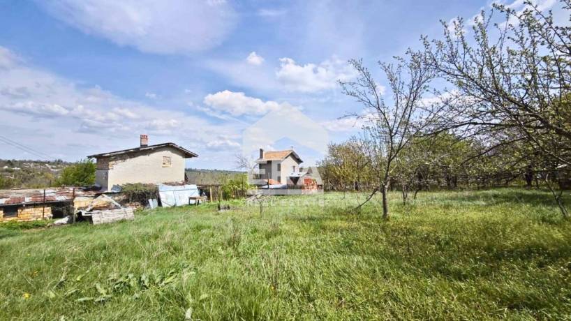 ЕРА ИмотиТе предлага за продажба Двуетажна тухлена Вила, със стопанска сграда, вилна зона Кованлъка, гр. Търговище