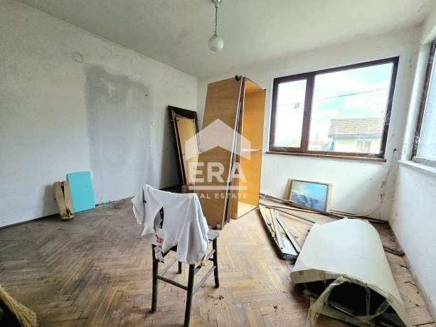 Едноетажна къща с двор в с. Мерданя