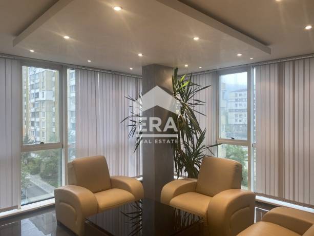 ЕРА продава голям напълно оборудван офис в луксозна сграда близо до ВМА