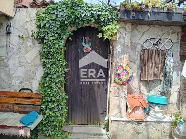 ЕРА Сити Център продава съвременна вила в село Дълбоки