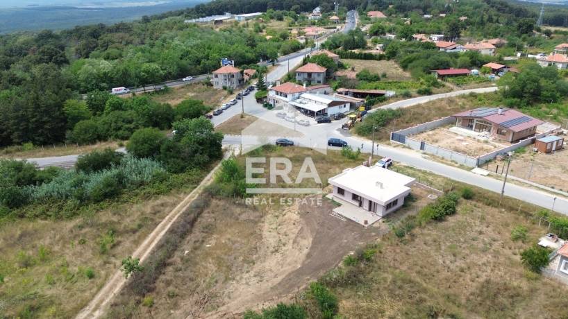 Едноетажна новопостроена къща за продажба, с три спални и двор, в с. Горица, обл. Варна