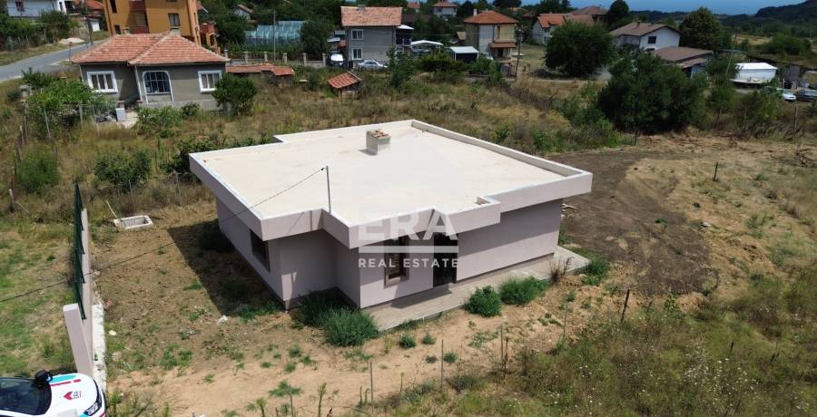 Едноетажна новопостроена къща за продажба, с три спални и двор, в с. Горица, обл. Варна