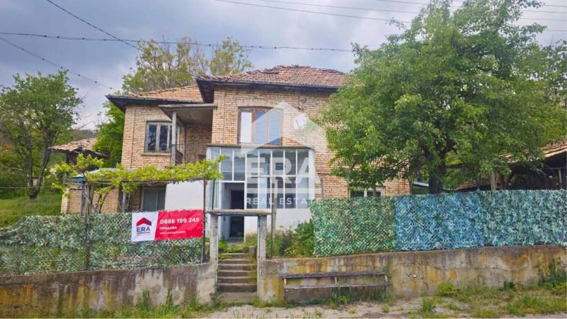 ЕКСКЛУЗИВНО! ЕРА ИмотиТе предлага за продажба Двуетажна тухлена къща, 3540 кв.м. дворно място, с. Люблен