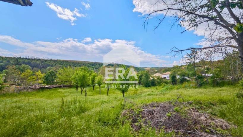 ЕКСКЛУЗИВНО! ЕРА ИмотиТе предлага за продажба Двуетажна тухлена къща, 3540 кв.м. дворно място, с. Люблен