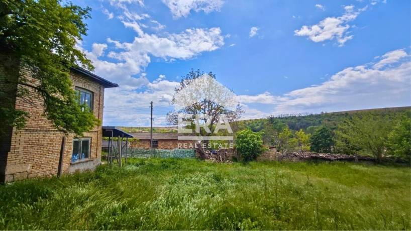 ЕКСКЛУЗИВНО! ЕРА ИмотиТе предлага за продажба Двуетажна тухлена къща, 3540 кв.м. дворно място, с. Люблен