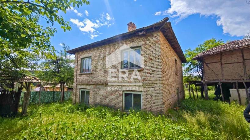 ЕКСКЛУЗИВНО! ЕРА ИмотиТе предлага за продажба Двуетажна тухлена къща, 3540 кв.м. дворно място, с. Люблен