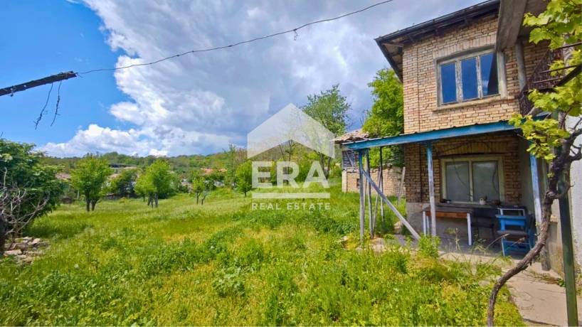 ЕКСКЛУЗИВНО! ЕРА ИмотиТе предлага за продажба Двуетажна тухлена къща, 3540 кв.м. дворно място, с. Люблен
