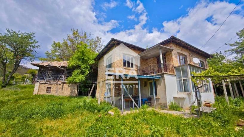 ЕКСКЛУЗИВНО! ЕРА ИмотиТе предлага за продажба Двуетажна тухлена къща, 3540 кв.м. дворно място, с. Люблен