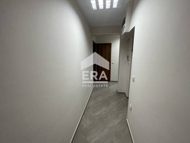 Частично обзаведен офис за продажба, в нова бизнес сграда, район Базар Левски, Варна, в близост до Майчин дом