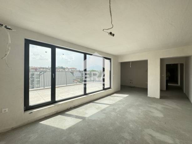 Луксозен тристаен апартамент. Бутикова сграда. Район Централен, гр. Пловдив