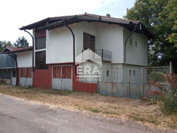 ЕКСКЛУЗИВНО !!! ЕРА ОСЪМ предлага за продажба просторна къща в село Хлевене, община Ловеч!