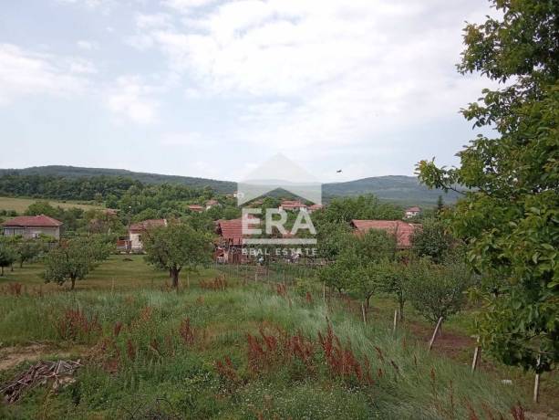 ЕКСКЛУЗИВНО !!! ЕРА ОСЪМ предлага за продажба просторна къща в село Хлевене, община Ловеч!