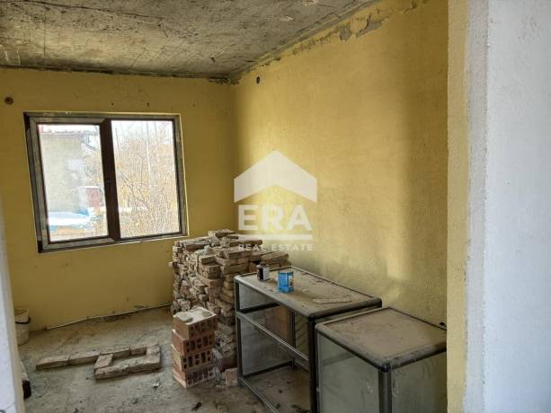 Триетажна новострояща се къща за продажба, с двор и морска панорама, в м-т Горна Трака, Варна, до Арматурен двор