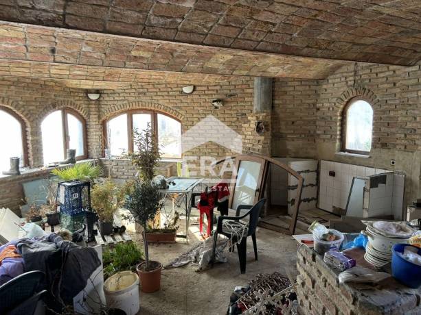 Триетажна новострояща се къща за продажба, с двор и морска панорама, в м-т Горна Трака, Варна, до Арматурен двор