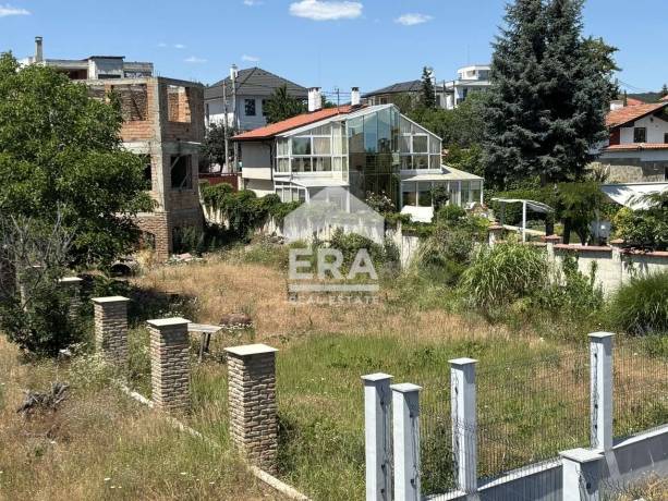 Триетажна новострояща се къща за продажба, с двор и морска панорама, в м-т Горна Трака, Варна, до Арматурен двор