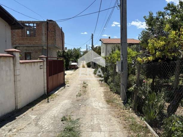 Триетажна новострояща се къща за продажба, с двор и морска панорама, в м-т Горна Трака, Варна, до Арматурен двор