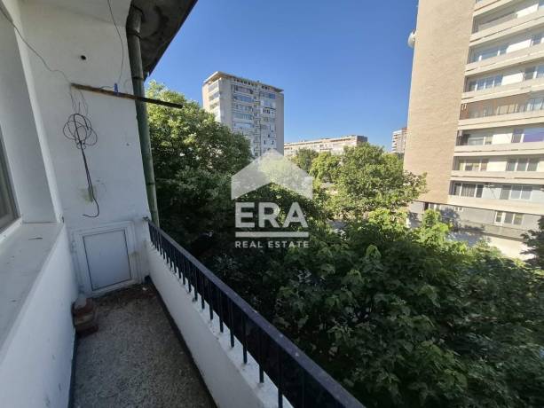 ERA Casa продава тристаен апартамент в гр. Сливен, кв. "Даме Груев"