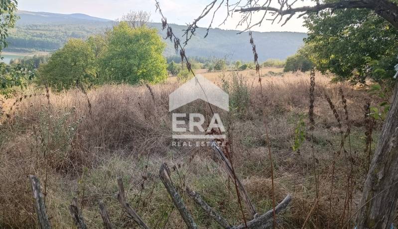 ЕРА ИмотиТе предлага Ексклузивно за продажба парцел с уникална гледка към яз. Ястребино, с. Росица, обл.Търговище.