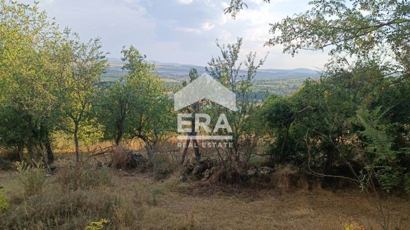 ЕРА ИмотиТе предлага Ексклузивно за продажба парцел с уникална гледка към яз. Ястребино, с. Росица, обл.Търговище.