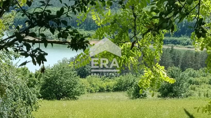 ЕРА ИмотиТе предлага Ексклузивно за продажба парцел с уникална гледка към язовир Ястребино в село Росица, обл.Търговище.