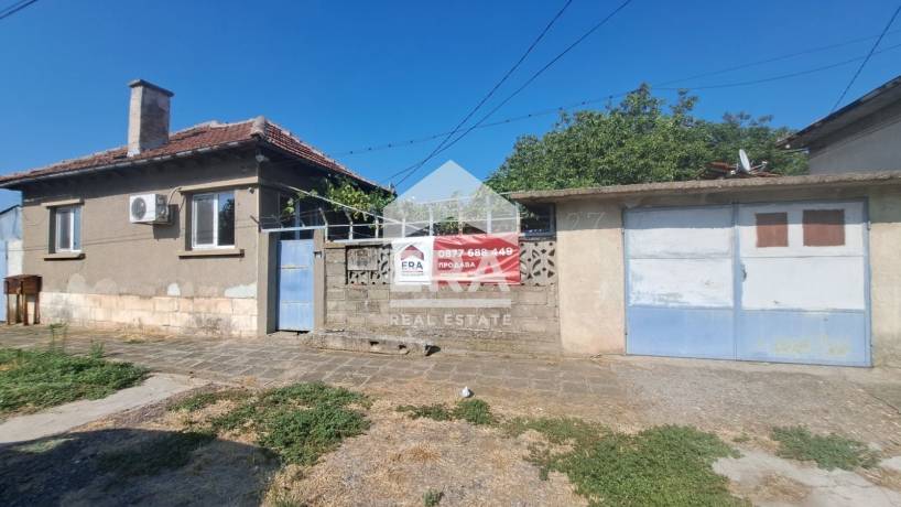 Просторен имот с две къщи и голям двор в с. Иваново!