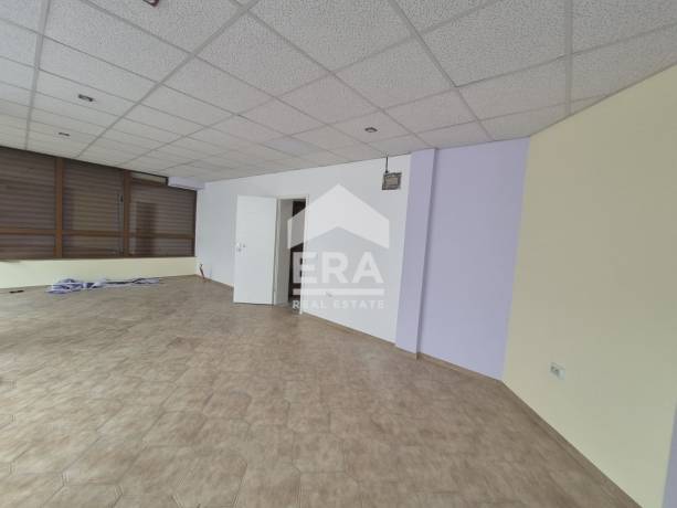ЕКСКЛУЗИВНО ERA Продава многофункционален имот с голям потенциал – 107 кв.м, с възможност за обединение или отделна дейност!
