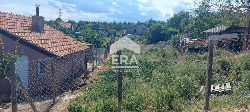ЕКСКЛУЗИВНО! ЕРА Вива продава поземлен имот с постройка в местност Янчова поляна, непосредствено до град Аксаково
