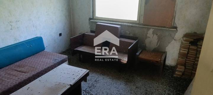 Тристаен апартамент с Г-образна кухня в гр. Провадия за продажба, с площ 91,34 кв.м.
