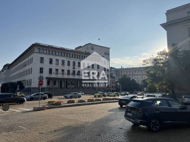 Тристаен апартамент на четири минути от Народен театър !