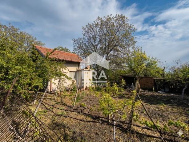 Вила с двор във вилна зона ,,Куба,,