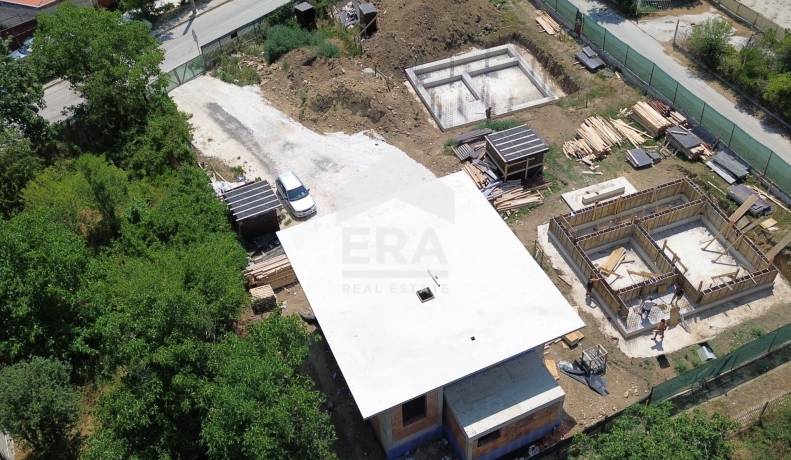 Двуетажна новострояща се къща за продажба, с двор и морска панорама, в кв. Виница, Варна