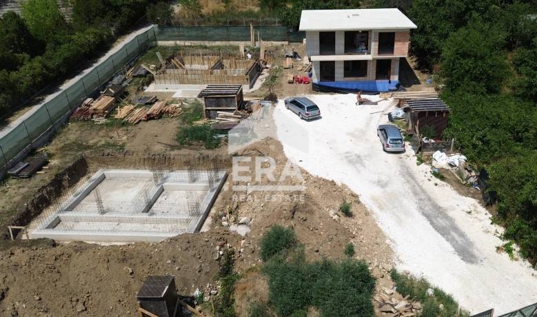 Двуетажна новострояща се къща за продажба, с двор и морска панорама, в кв. Виница, Варна
