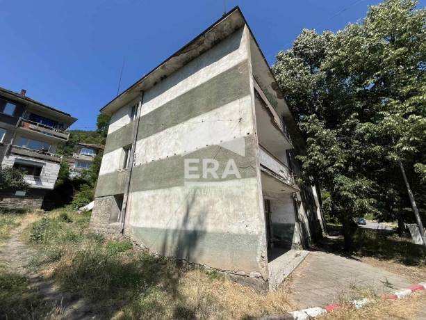 Сграда за продажба в с. Томпсън