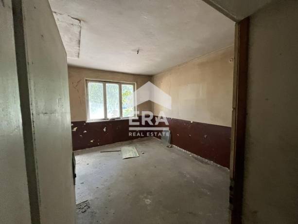 Сграда за продажба в с. Томпсън