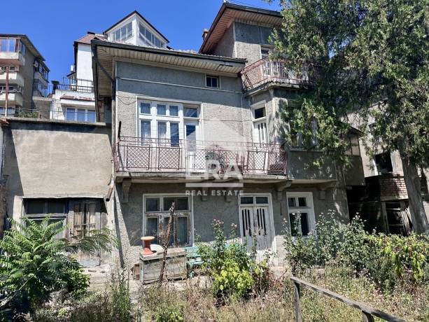 Къща с двор в идеалния център на Велико Търново