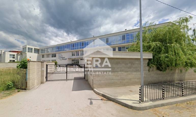 Производствена база за продажба на 40 км. от София в гр. Ихтиман