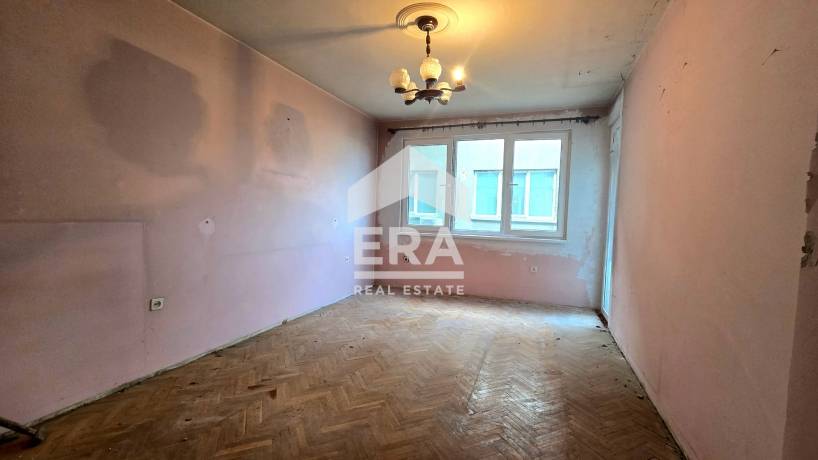 Четиристаен апартамент в центъра на В. Търново