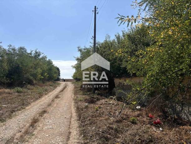 Урегулиран поземлен имот за продажба, в началото на с. Житница, общ. Провадия, обл. Варна, на 50 м от главен път