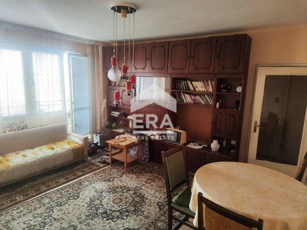 ЕРА МАКС Ямбол продава просторен, тухлен апартамент 84 кв.м. в района на ЖП Гара.