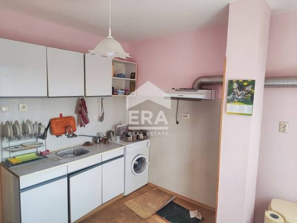 ЕРА МАКС Ямбол продава просторен, тухлен апартамент 84 кв.м. в района на ЖП Гара.