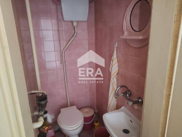 ЕРА МАКС Ямбол продава просторен, тухлен апартамент 84 кв.м. в района на ЖП Гара.
