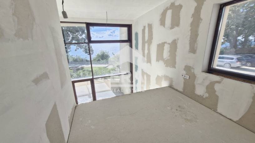 Четиристаен апартамент на две нива от тип „TOWN HOUSE" за продажба в луксозен жилищен комплекс на брега на морето в кк.Чайка
