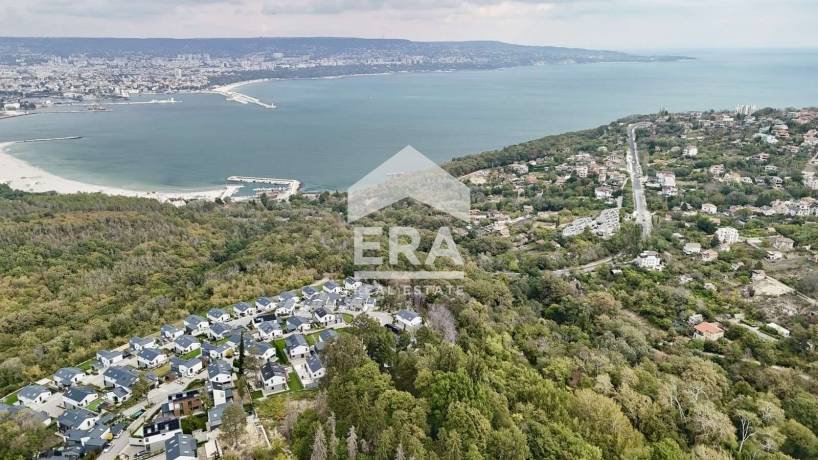 Двуетажна новострояща се къща за продажба, с голяма дневна, 4 спални и двор, в комплекс от затворен тип, в м-т Зеленика, Варна