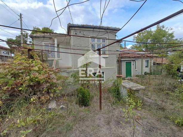 Едноетажна къща за продажба, с допълнителни сутеренен етаж, пристройка и стопанска сграда, с голям двор, в центъра на с. Крумово, обл. Варна