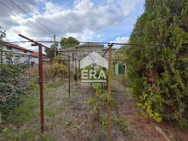 Едноетажна къща за продажба, с допълнителни сутеренен етаж, пристройка и стопанска сграда, с голям двор, в центъра на с. Крумово, обл. Варна